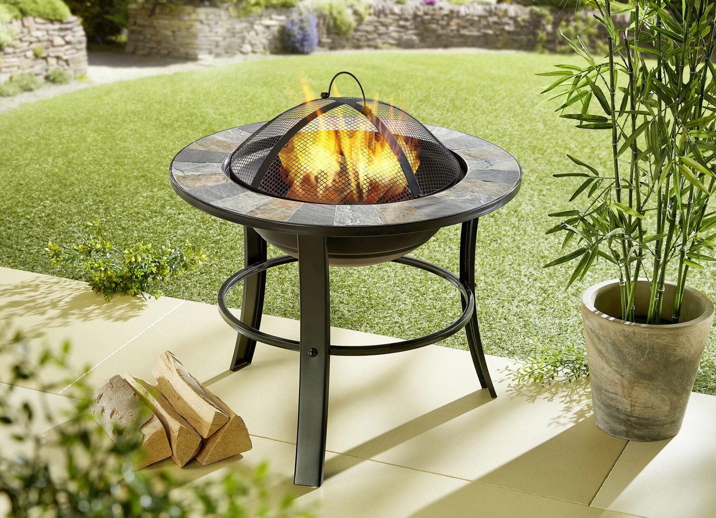 Feuerstelle Stonegate Mit Stilvollem Schiefer-Mosaik-Finish 3 Feuerstelle Stonegate Mit Stilvollem Schiefer-Mosaik-Finish