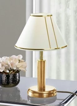 Leuchten Mit Messingfarbenen Elementen